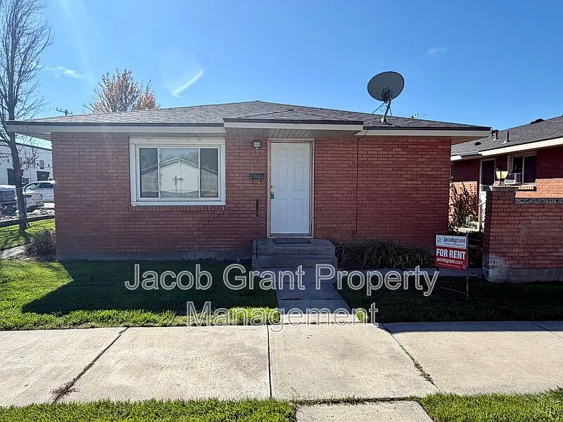 2 bed, 1.0 bath, $830 — Photo 1