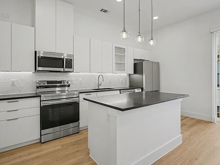 2217 N Fitzhugh Ave #202 — Photo 14