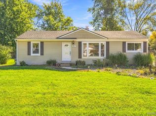 28841 Grayfield Dr, Farmington Hills, MI 48336