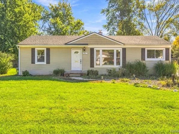 28841 Grayfield Dr, Farmington Hills, MI 48336