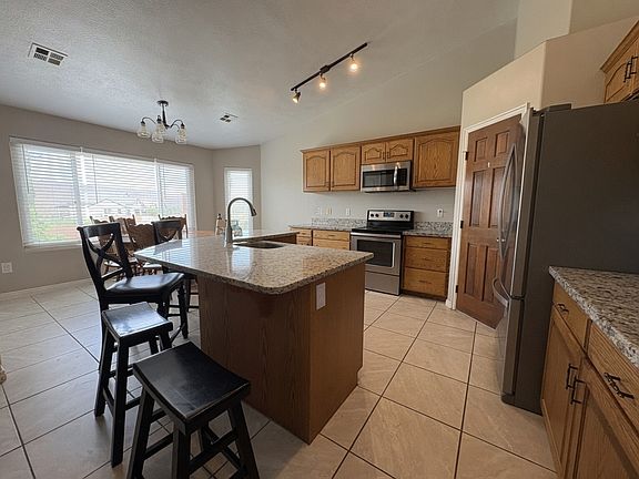 Kitchen & Dining