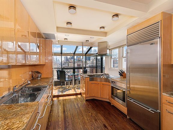 4th image of 340 E 72nd St Unit Penthouse