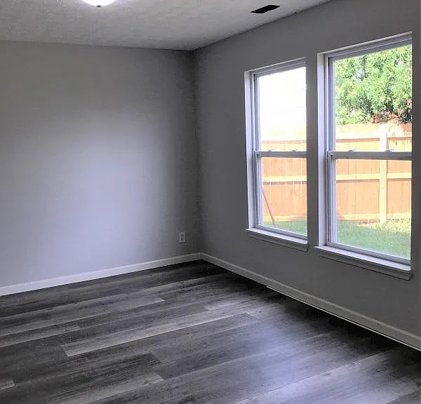 624 Elijah St — Photo 3