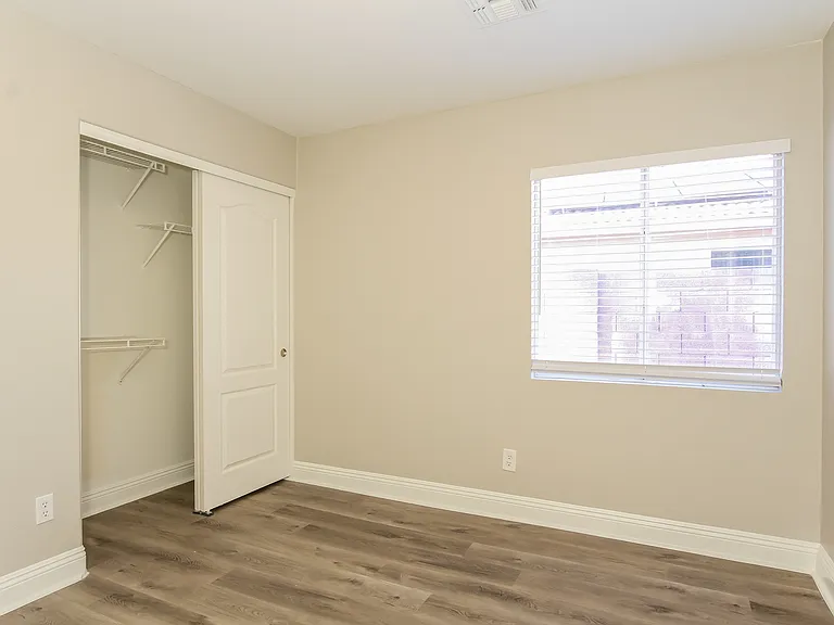 15441 W Port Royale Ln — Photo 9