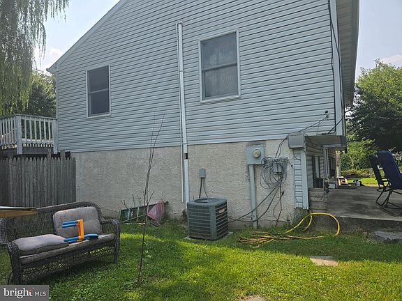 4th image of 970 Valley Ln
