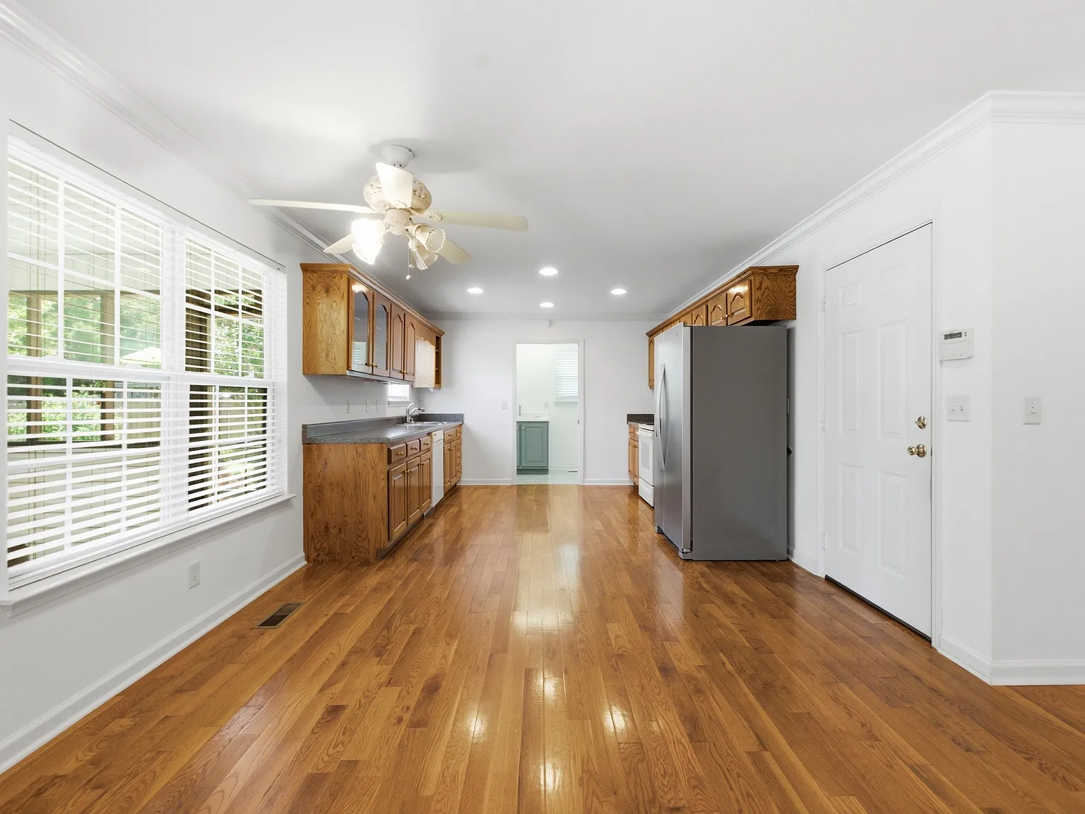3 bed, 1164 sqft, $2,200 — Photo 4