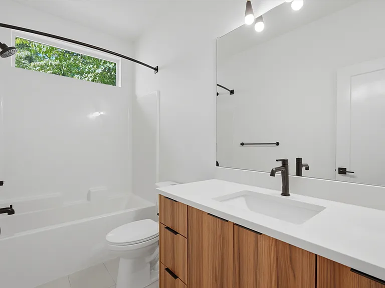 5221 N Maryland Ave — Photo 17