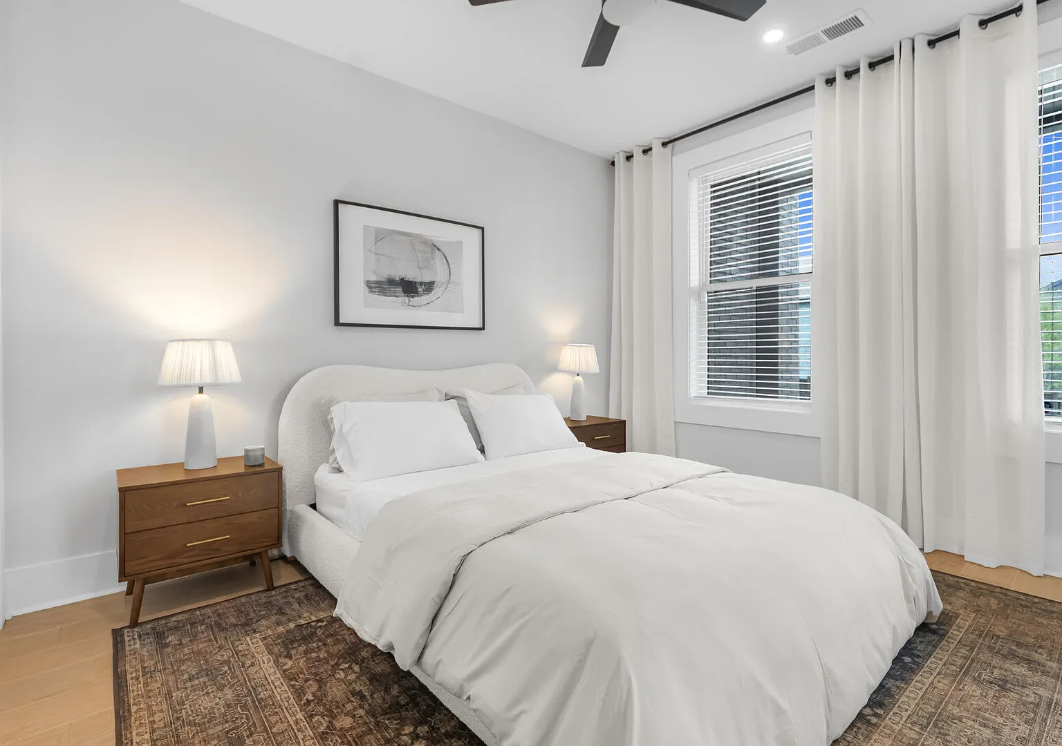 The Blackstone Manor - 4BR Home with Skyline View — Photo 2