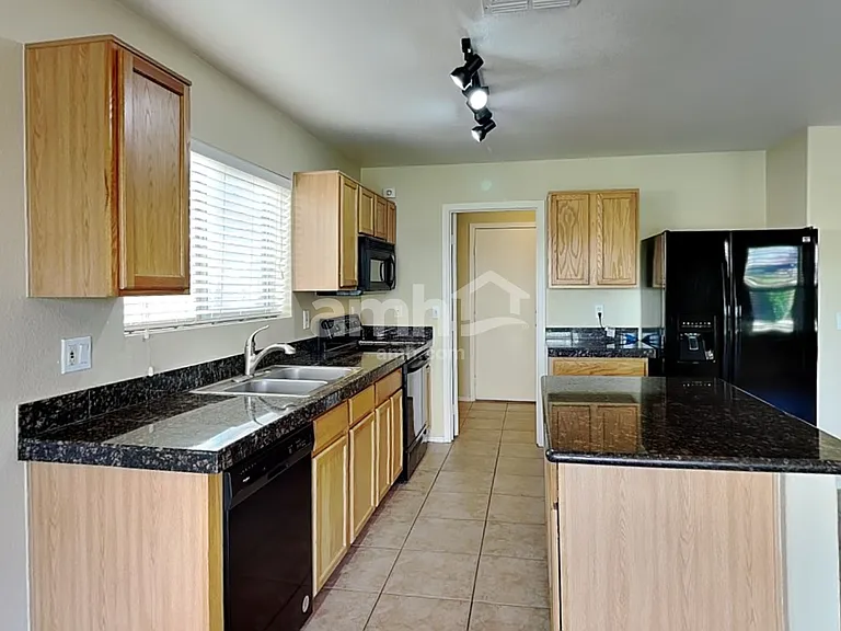 2464 E Westchester Dr — Photo 3