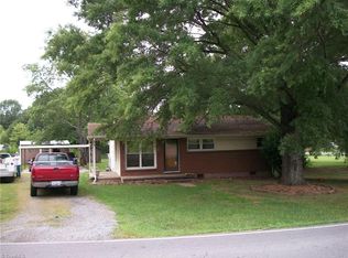 865 Friendly Rd, Eden, NC 27288