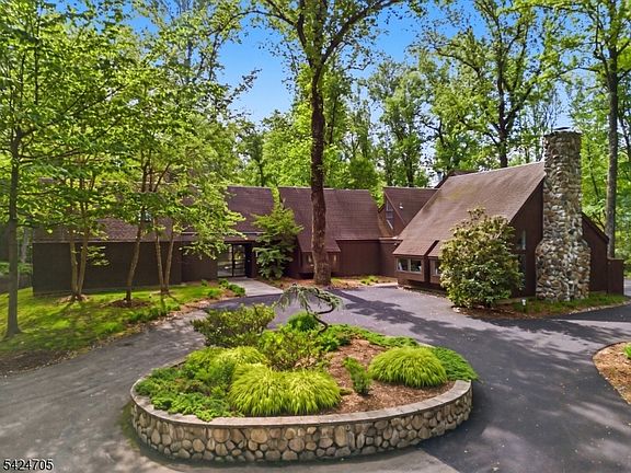 2nd image of 85 Crest Dr