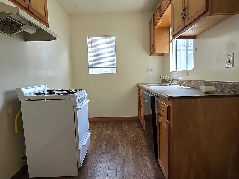1195 W 30th St #1/4 — Photo 3