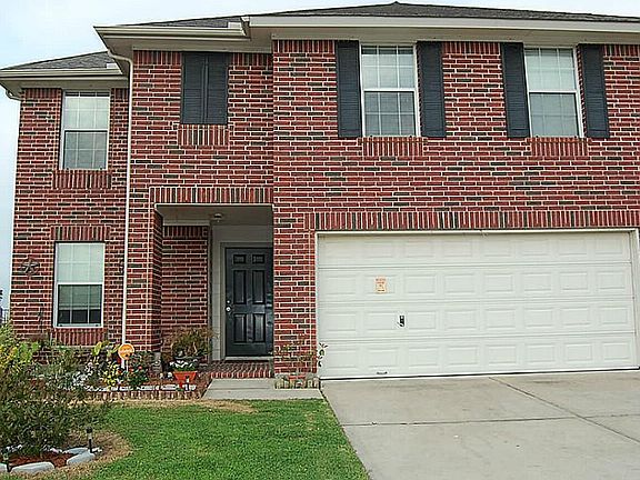 Beautiful home in Baytown with well kept landscaping!!