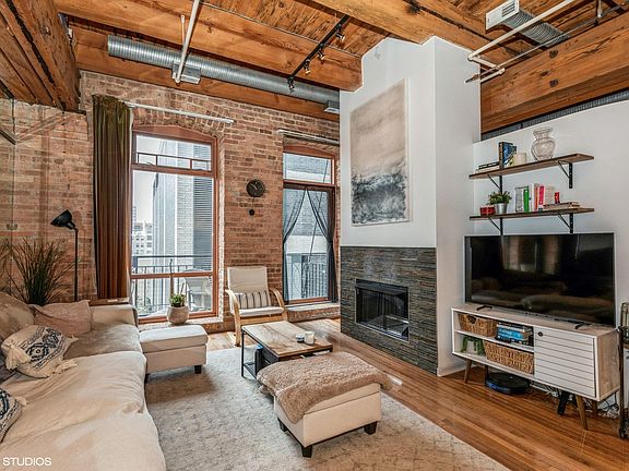 5th image of 360 W Illinois St APT 314