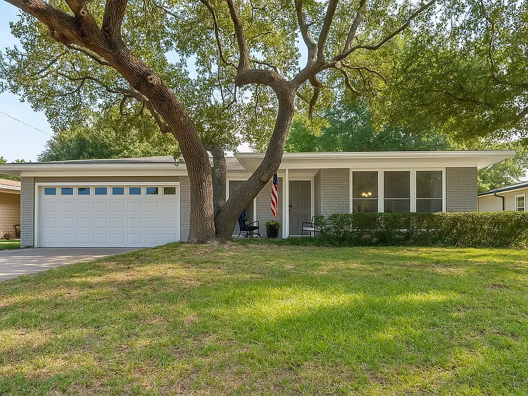 1909 Colony Dr — Photo 5