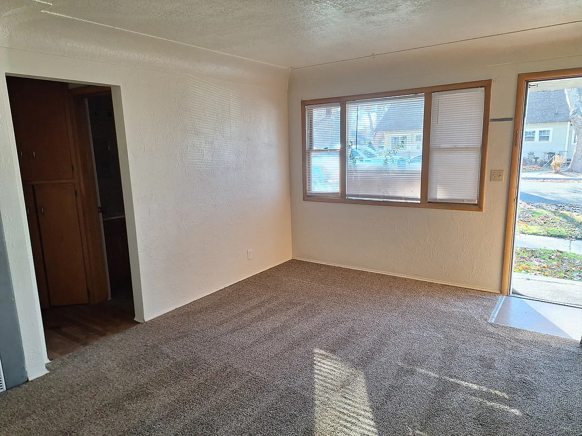 Building Photo - 520 4th St S