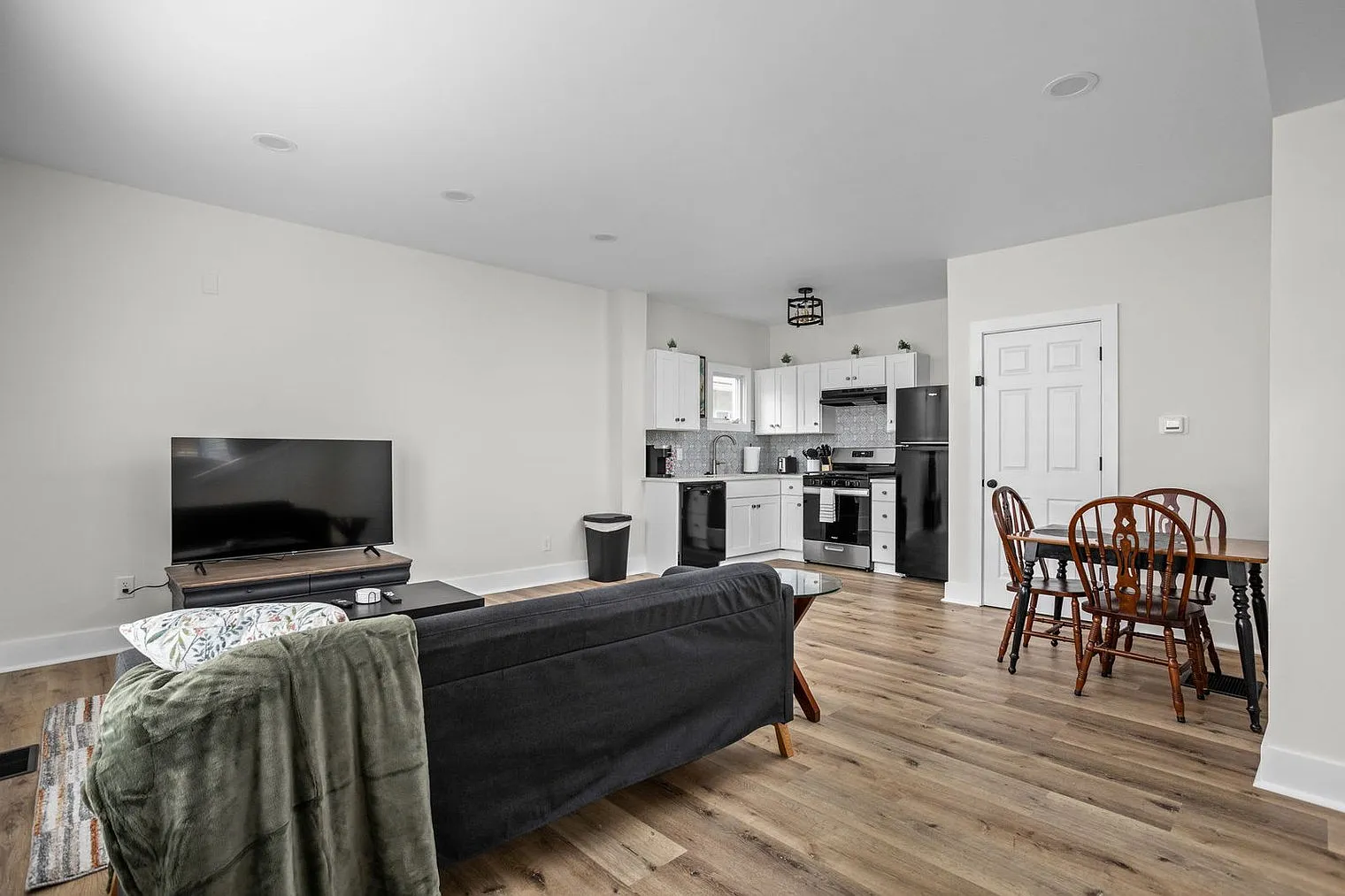 2 bed, 1.0 bath, $2,647 — Photo 3
