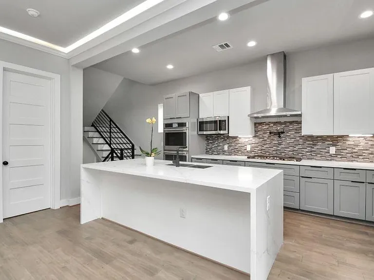 1320 Eberhard St — Photo 17