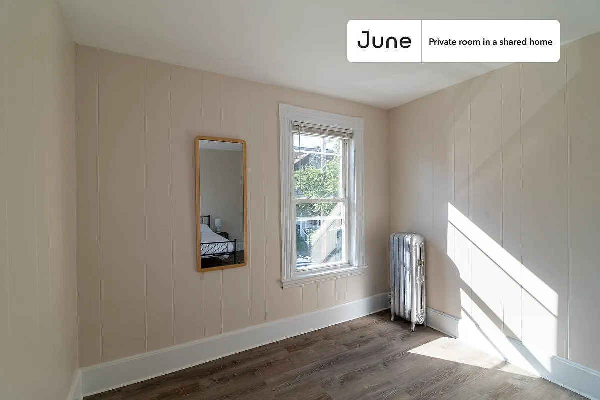 Queen bedroom in 7 bed/2 bath home in Allston #1734 E — Photo 4