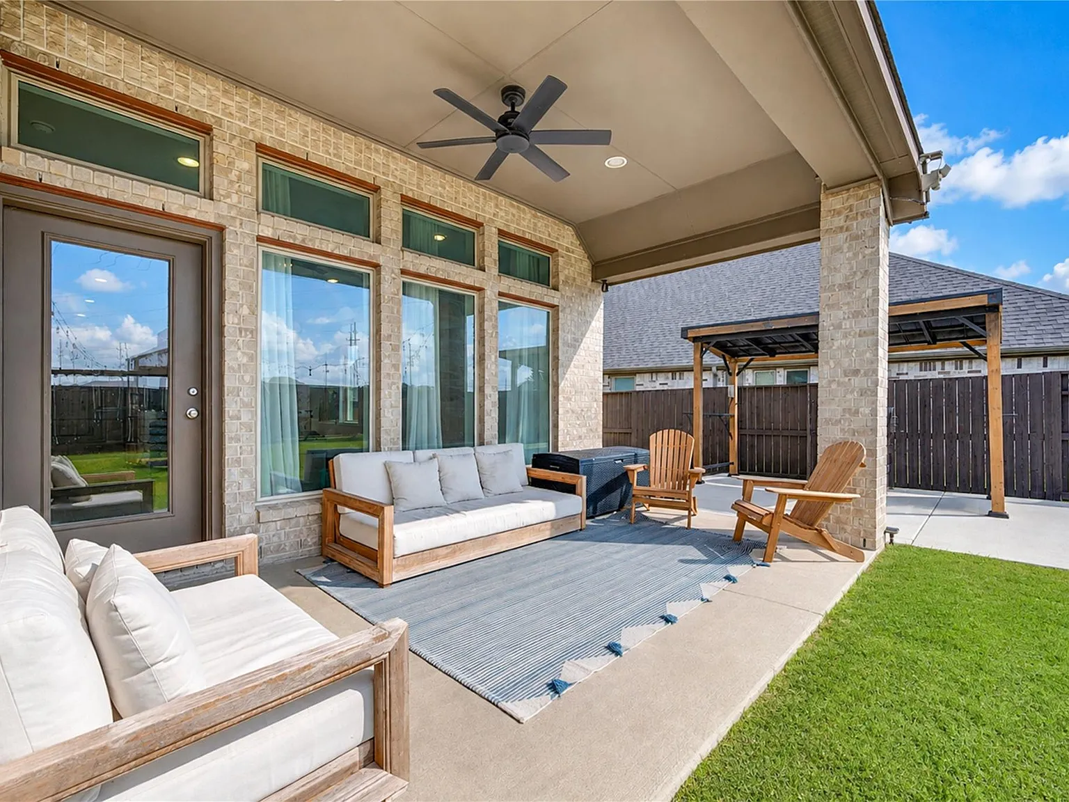3 bed, 2.0 bath, 2069 sqft, $2,900 — Photo 4
