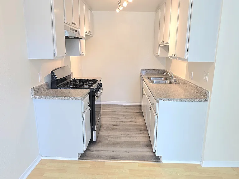 2251 Crenshaw Blvd #6 — Photo 4