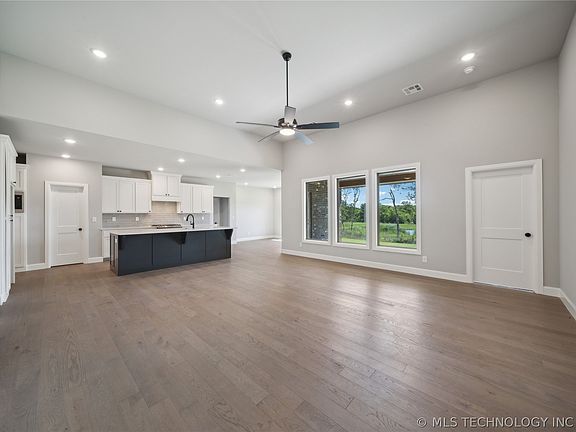5th image of 19041 Orchard Cir