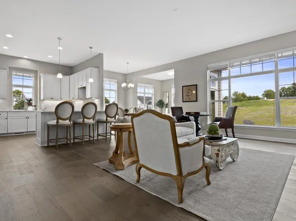 456 Sandy CIRCLE, Pewaukee, WI 53072