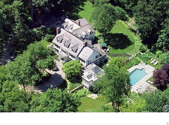 IN-TOWN ESTATE.....Walk to town, train and more!