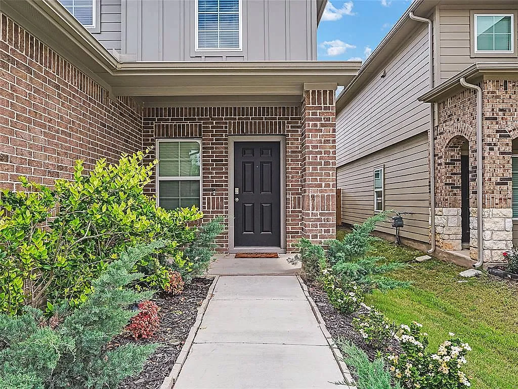 4 bed, 3.0 bath, 2590 sqft, $2,195 — Photo 2