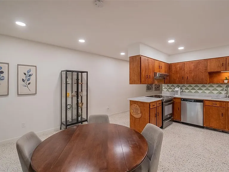 725 S Wilson Ave — Photo 10