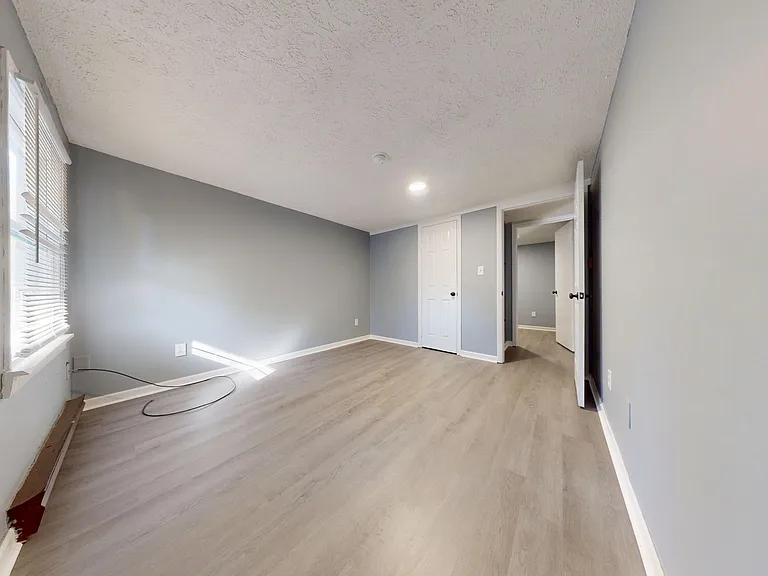 221 W Union St — Photo 5