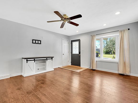 3rd image of 1105 Brookside Ln