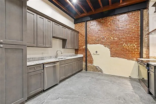 137 Carondelet St — Photo 4