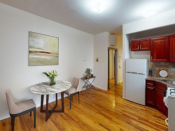 3rd image of 305 E 9th St APT B2