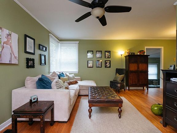 The whole house has been painted in 2023 with neutral light beige since these photos were taken.