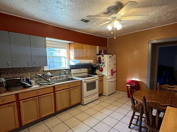 4th image of 315 E Oak St