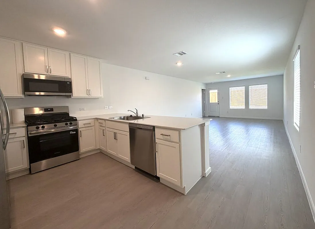 3 bed, 2.0 bath, 1451 sqft, $1,795 — Photo 4