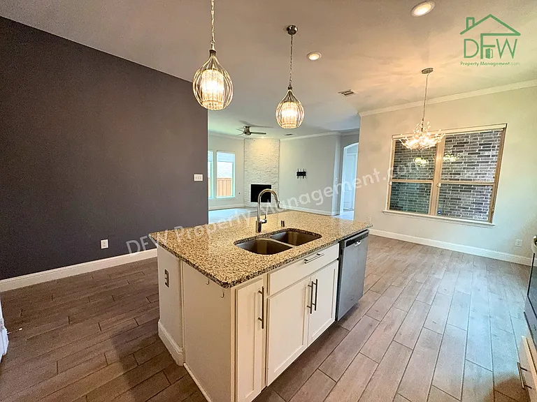 302 Julia Ln — Photo 9