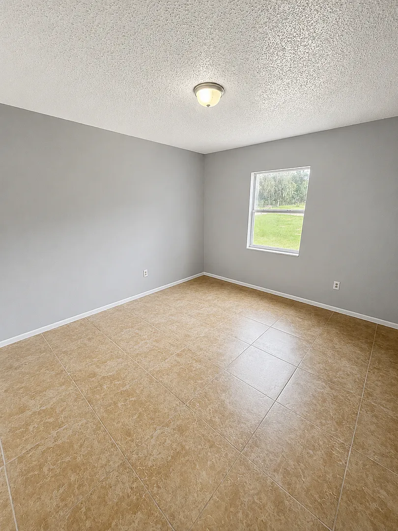 Spacious 2BR/1BA Duplex in Central Lakeland Tile Floors Throughout! — Photo 4
