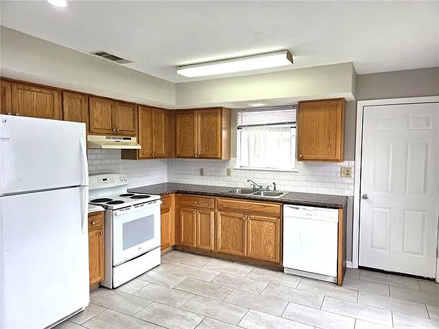 3709 Bunkerhill Dr — Photo 3