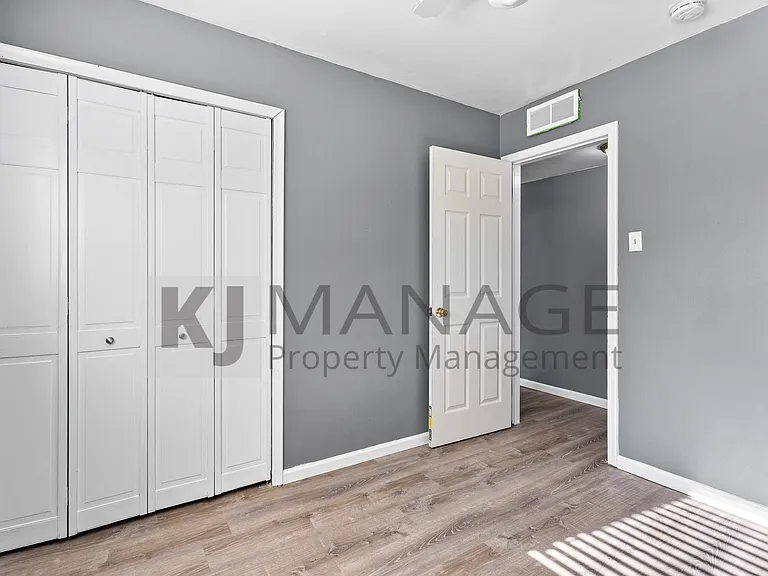 28203 Sutherland St — Photo 10