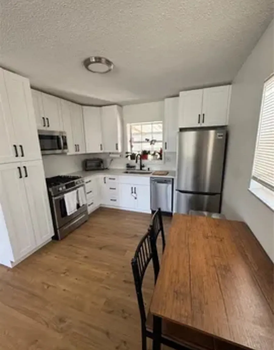 2 bed, 832 sqft, $2,200 — Photo 3