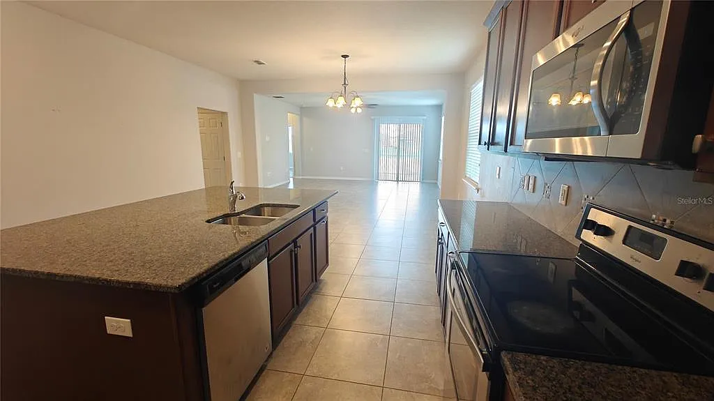 4 bed, 4.0 bath, 2811 sqft, $3,299 — Photo 4