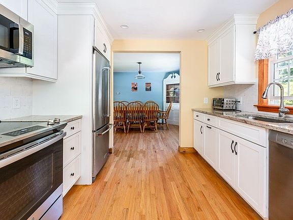 3rd image of 251 Phinneys Ln
