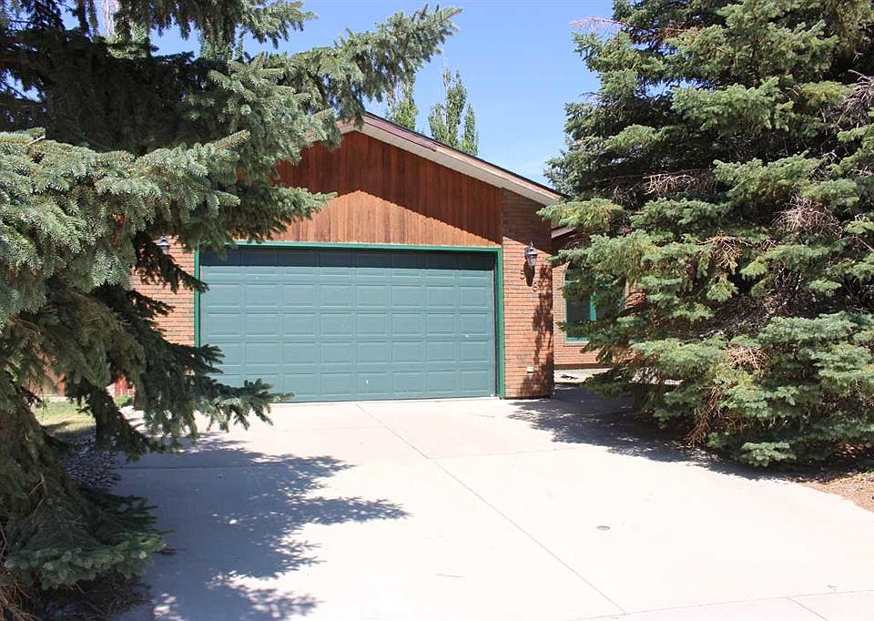 1st image of 518 Maple Cres S