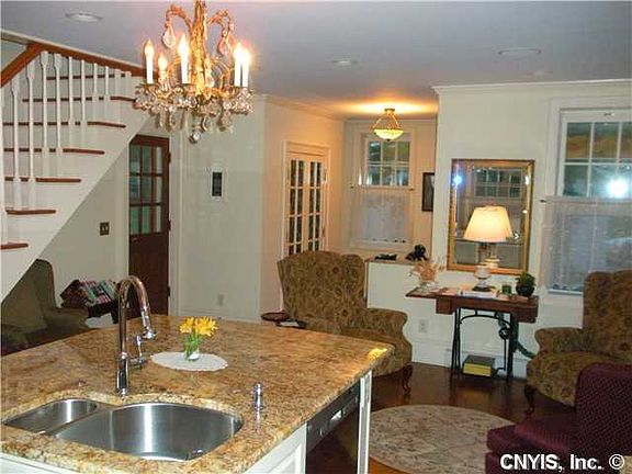 4th image of 402 General Smith Dr