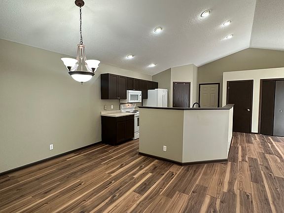 2nd image of 1326 Carnelian St N