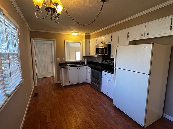 3rd image of 207 Oakhurst St
