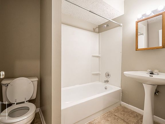 3rd image of 1489 E Broad St #11