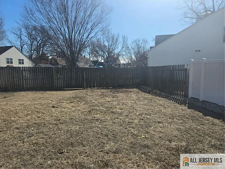 23 Maple St — Photo 5